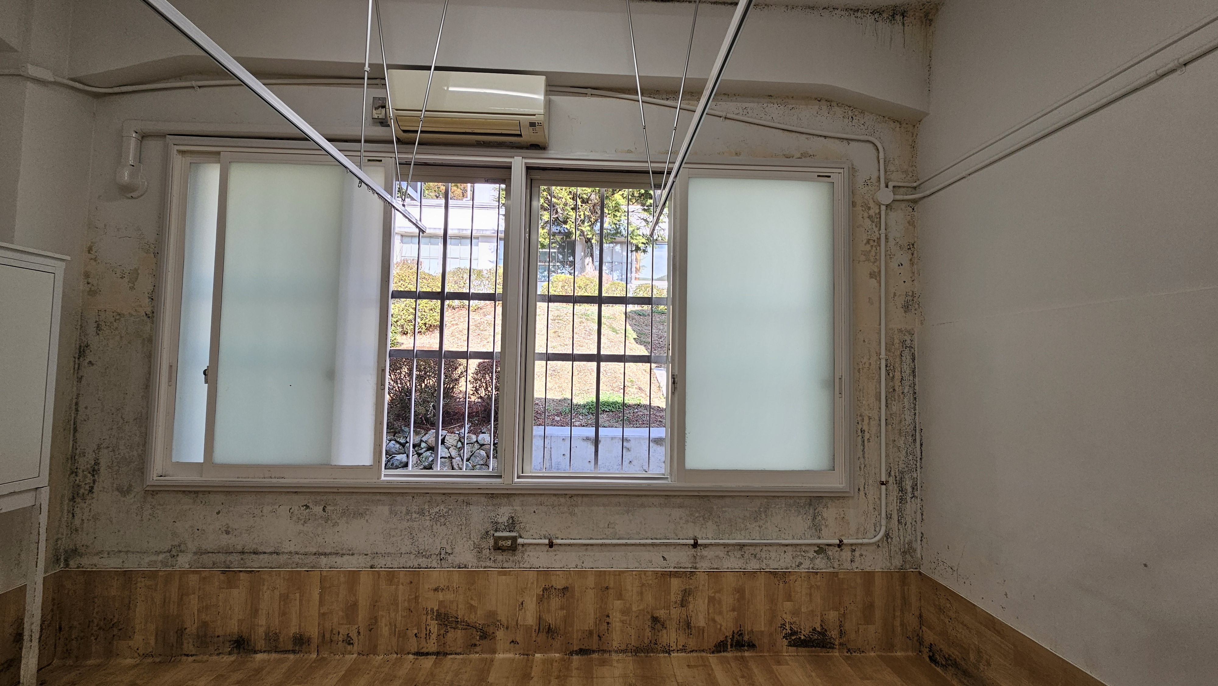 外気との温度差による結露に効果的な対策とは？の施工前の状態