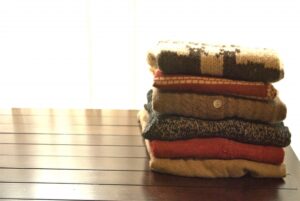 リサイクルショップで購入した洋服がカビ臭いときの対処方法を専門家が徹底解説