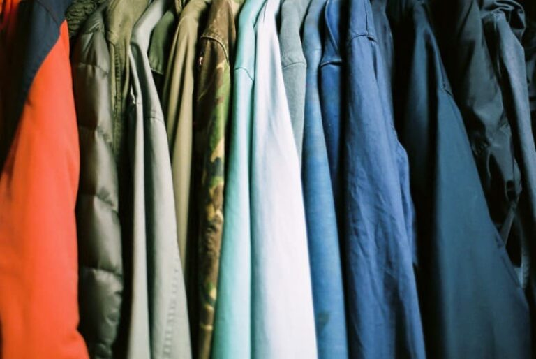 カビ臭い服をおうちで消臭する方法はあるの？専門家が徹底解説