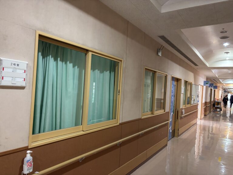 エアコンが原因のカビ被害をゼロへ。病院全体を清潔空間に｜施工前