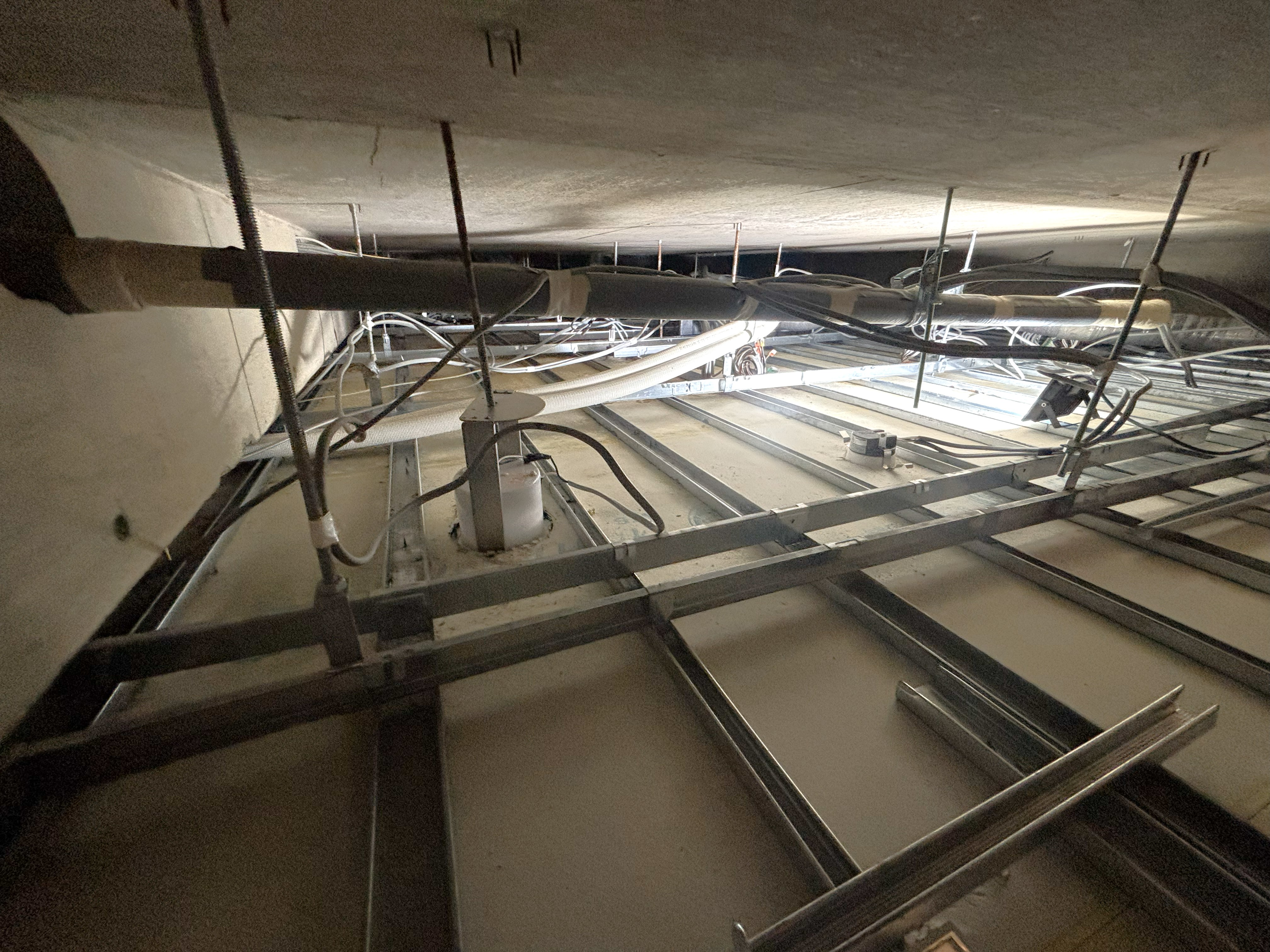 スポーツジム天井裏のカビ除去・防カビ施工の施工後の状態