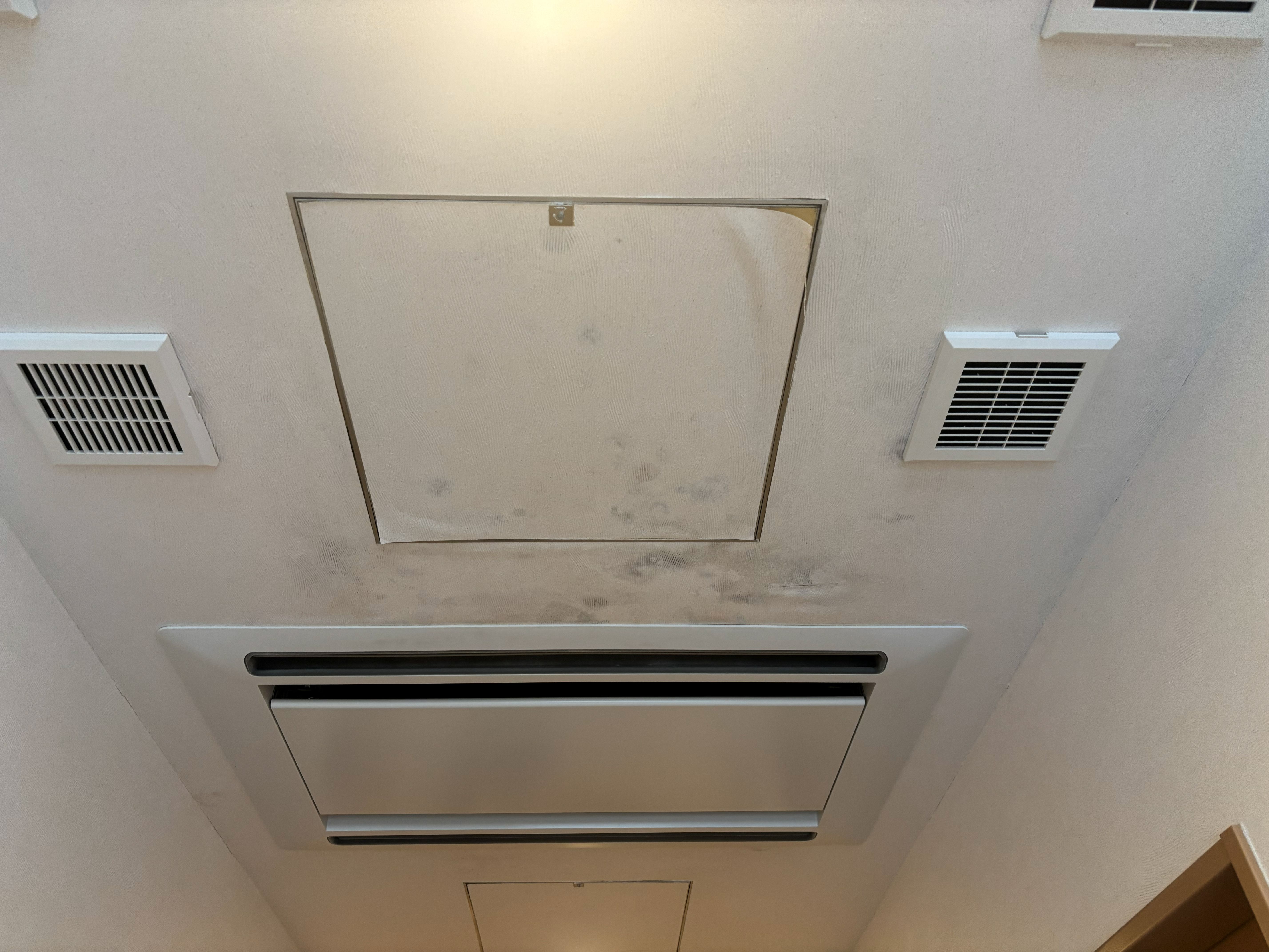 ホテル廊下のカビ対策リフォームの施工前の状態